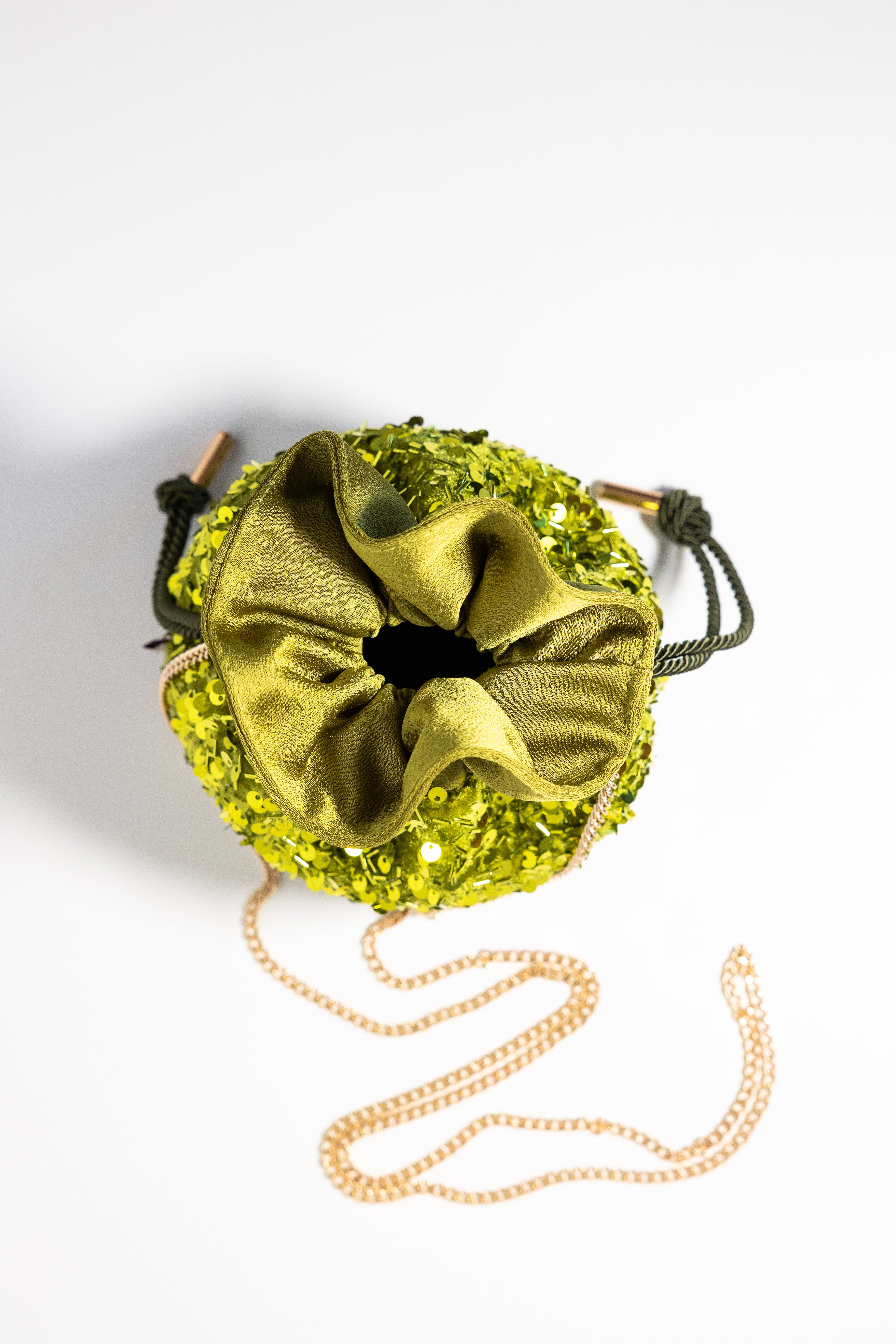 VEGA. Bombonera pequeña satinada con lentejuelas verde