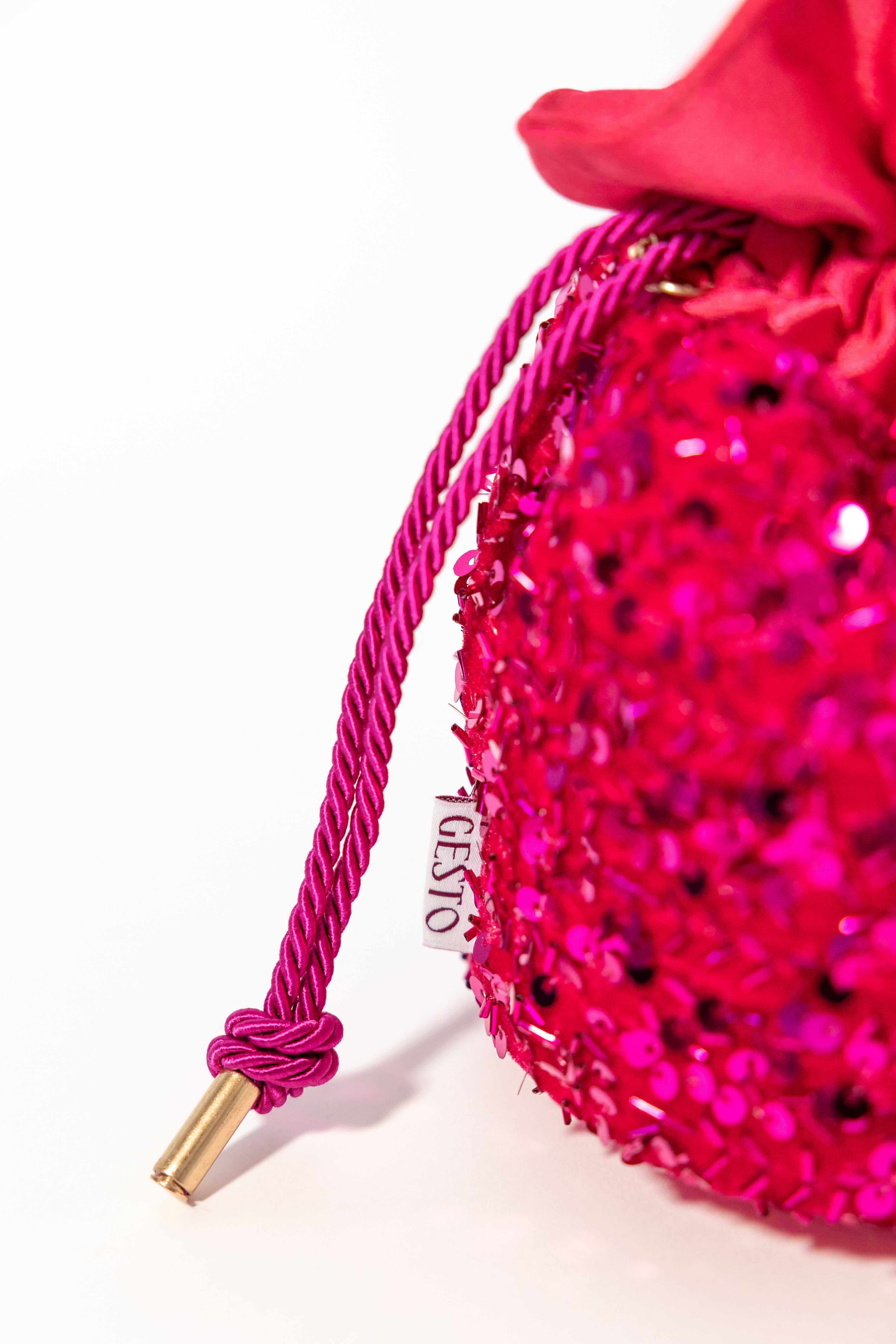 VEGA. Bombonera pequeña satinada con lentejuelas fucsia