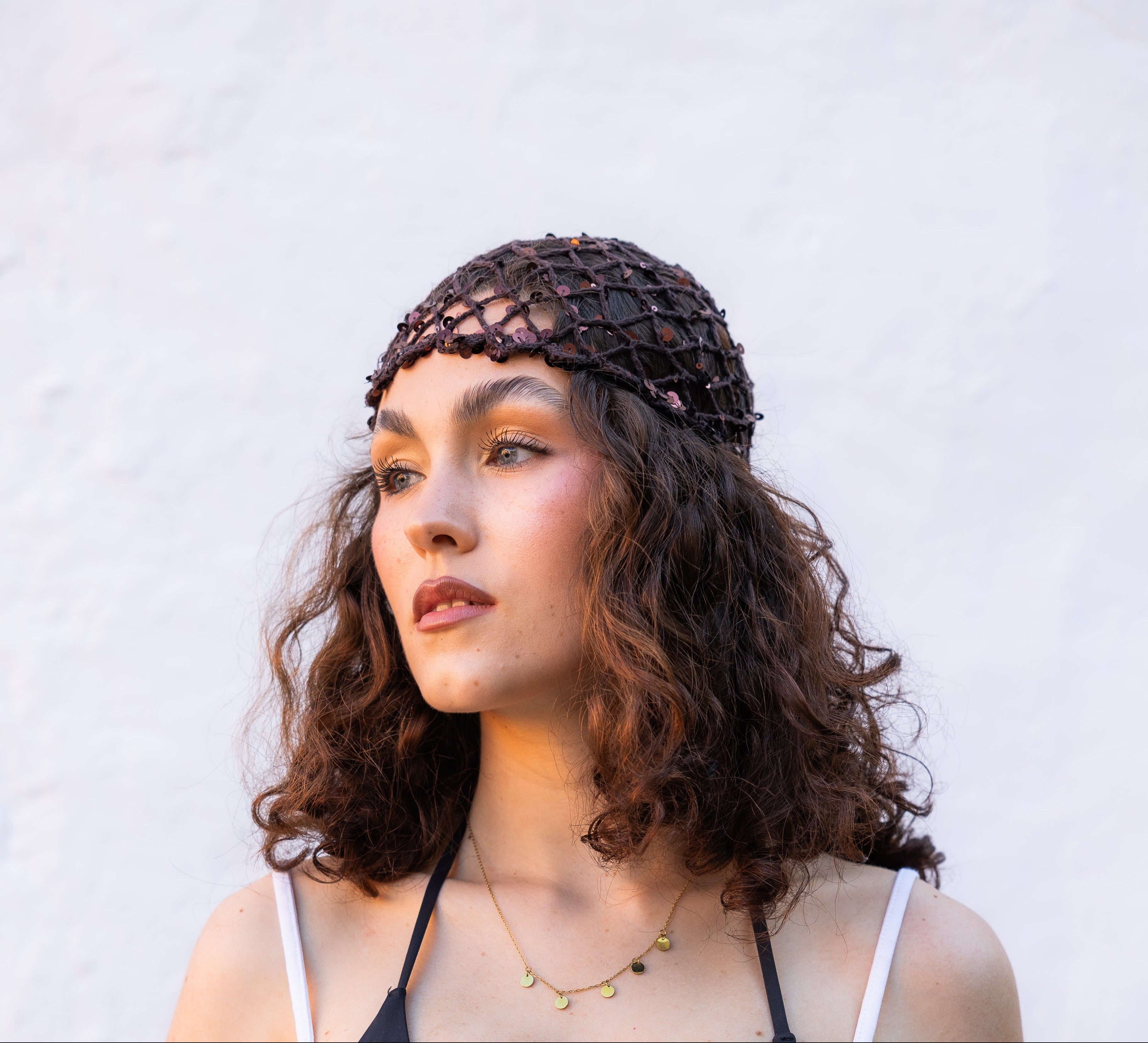 BRISA. Casquete crochet con lentejuelas marrones