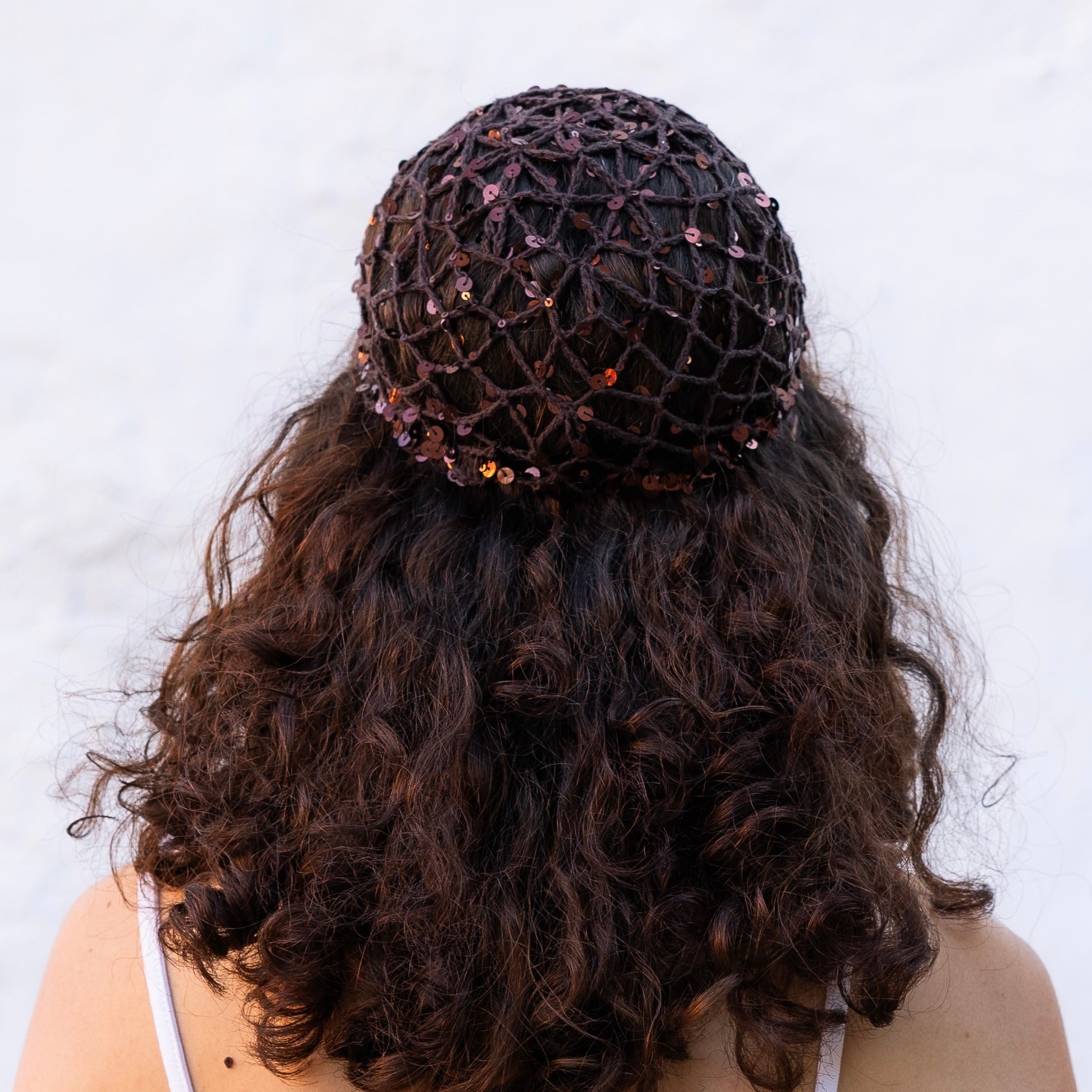 BRISA. Casquete crochet con lentejuelas marrones
