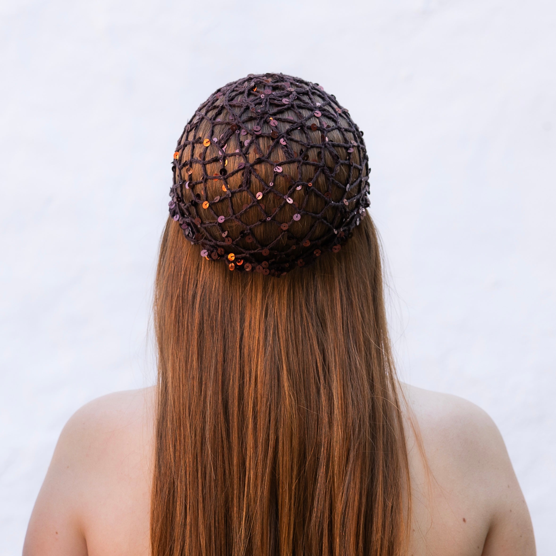 BRISA. Casquete crochet con lentejuelas marrones