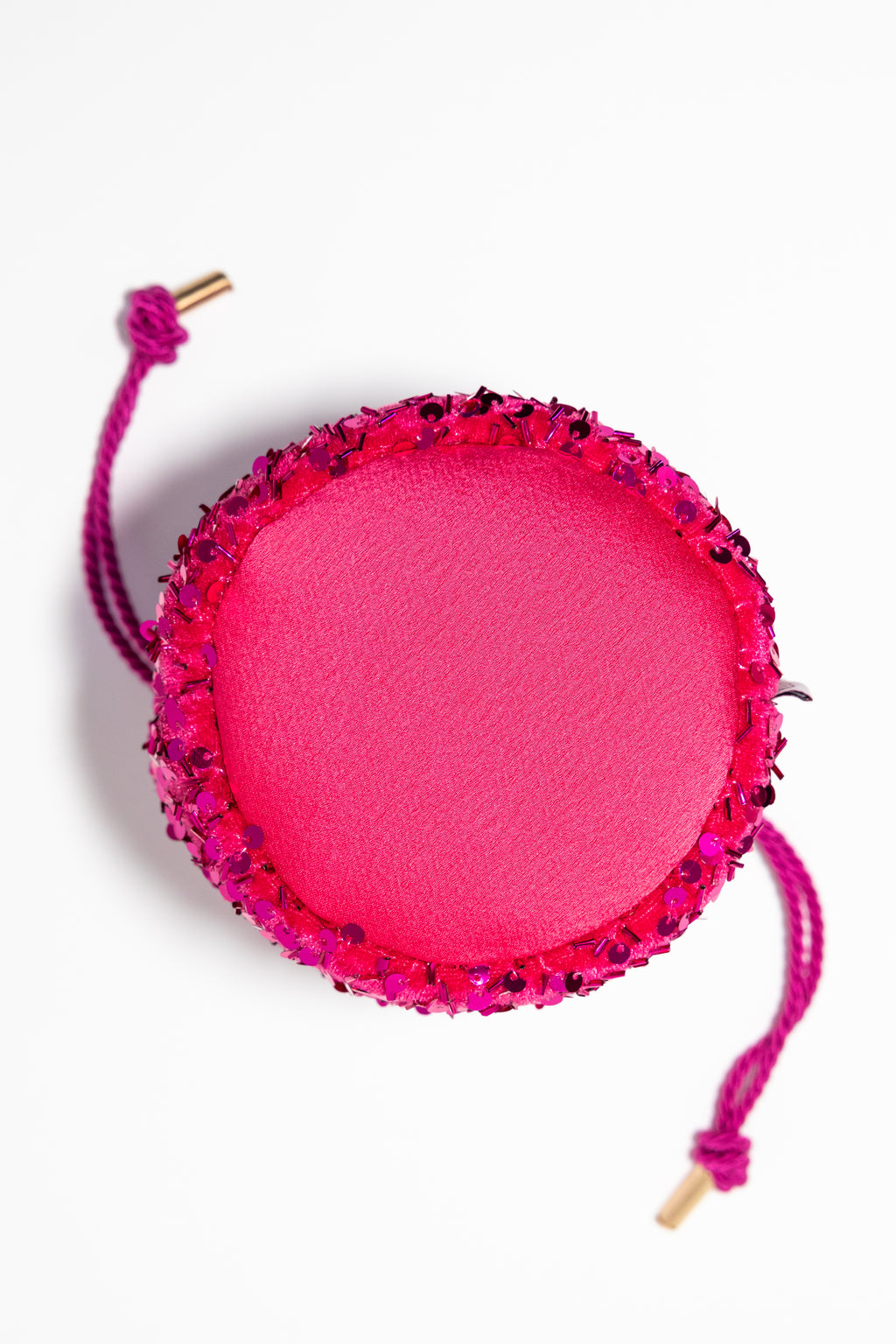 VEGA. Bombonera pequeña satinada con lentejuelas fucsia