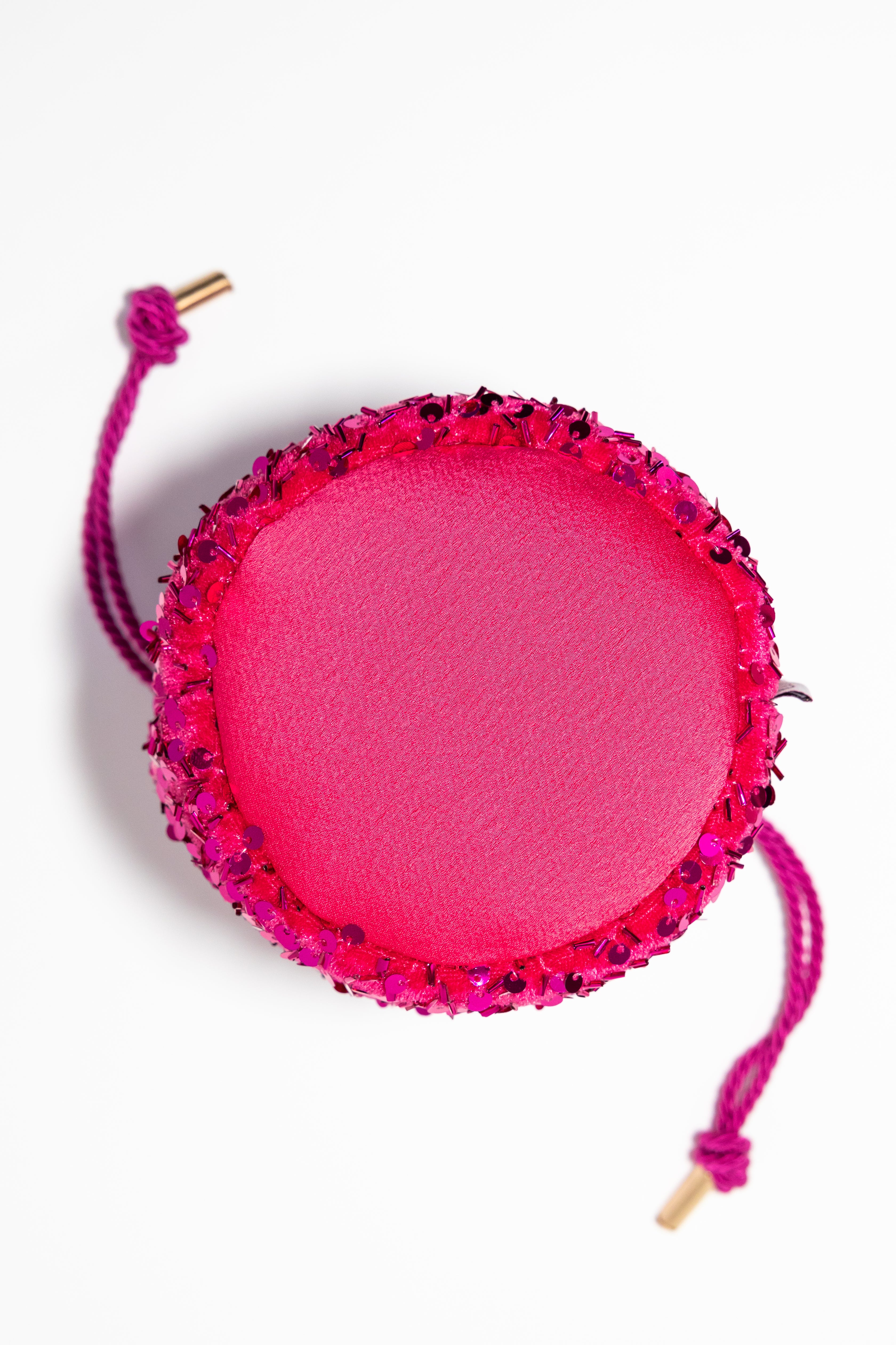 VEGA. Bombonera pequeña satinada con lentejuelas fucsia
