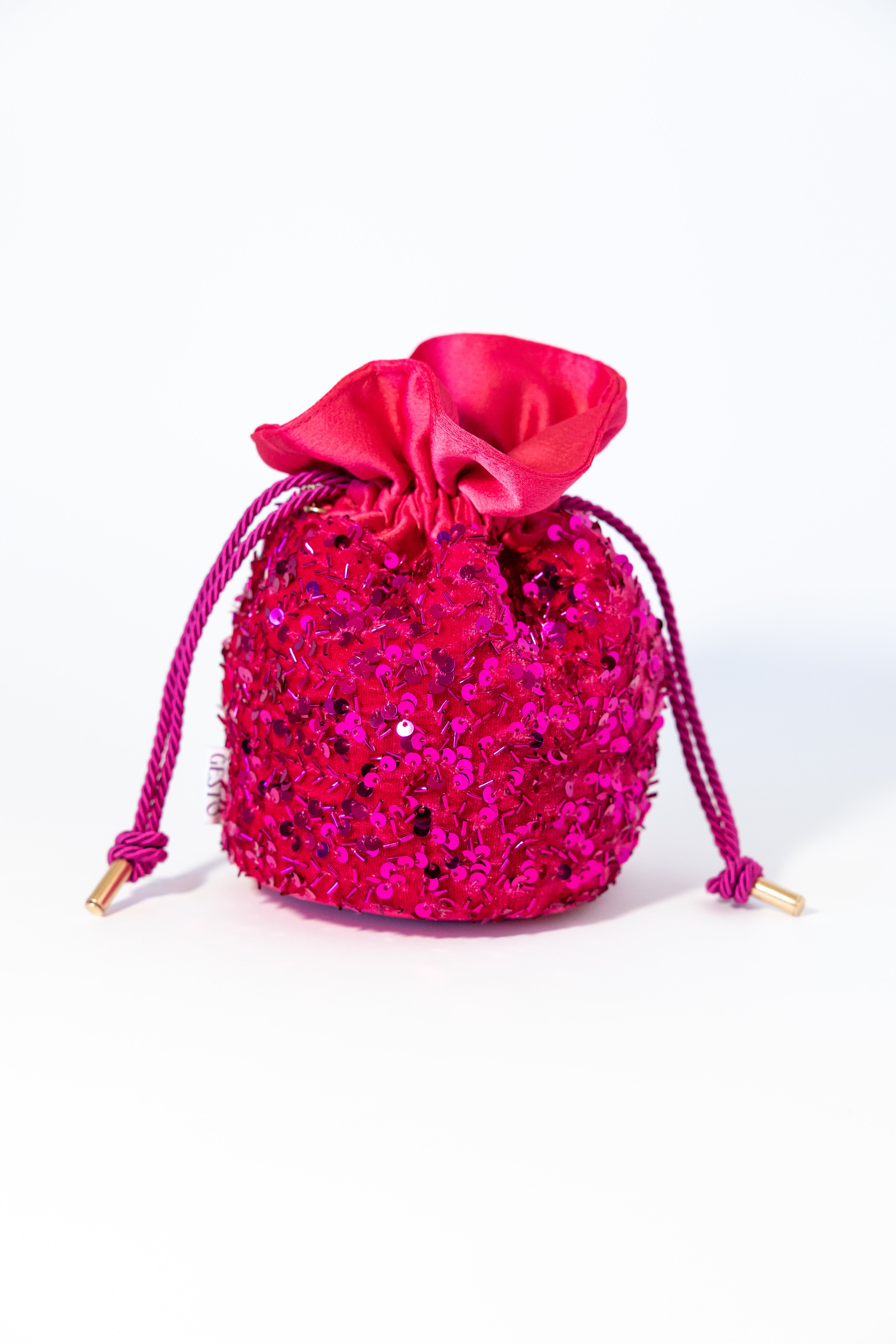 VEGA. Bombonera pequeña satinada con lentejuelas fucsia