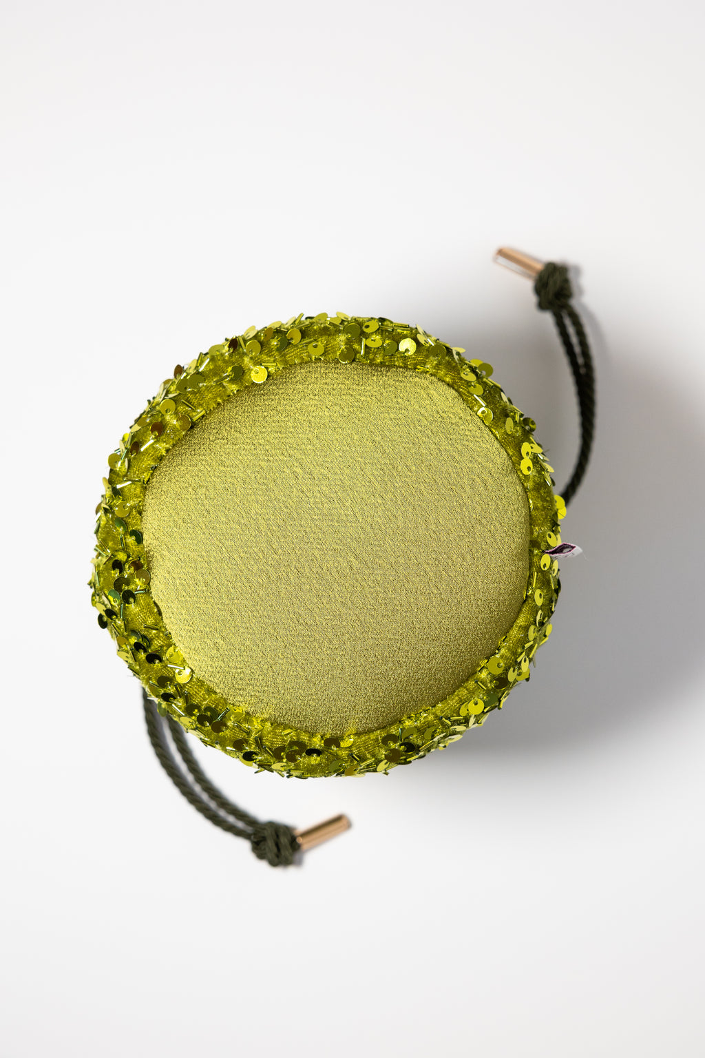 VEGA. Bombonera pequeña satinada con lentejuelas verde