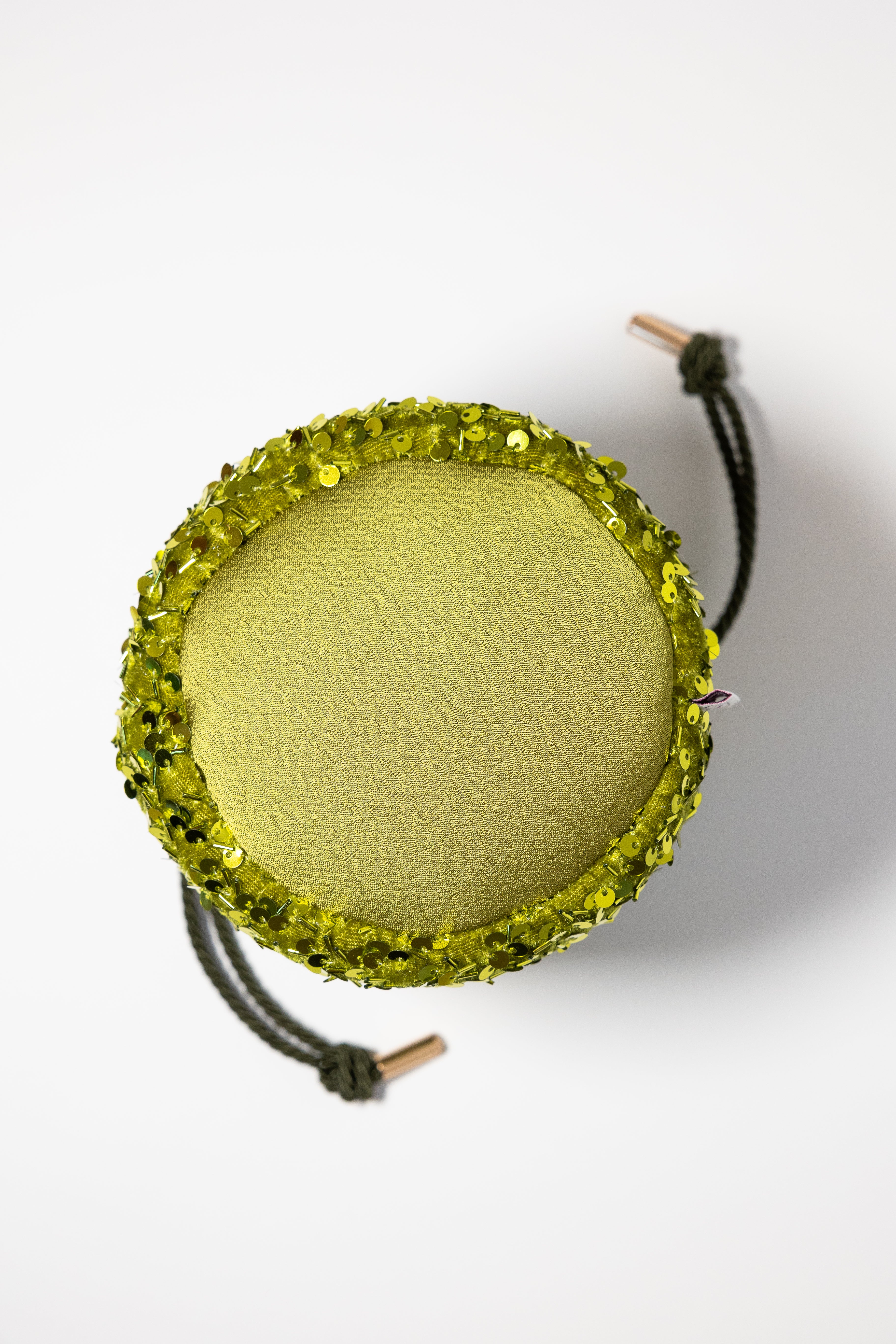 VEGA. Bombonera pequeña satinada con lentejuelas verde