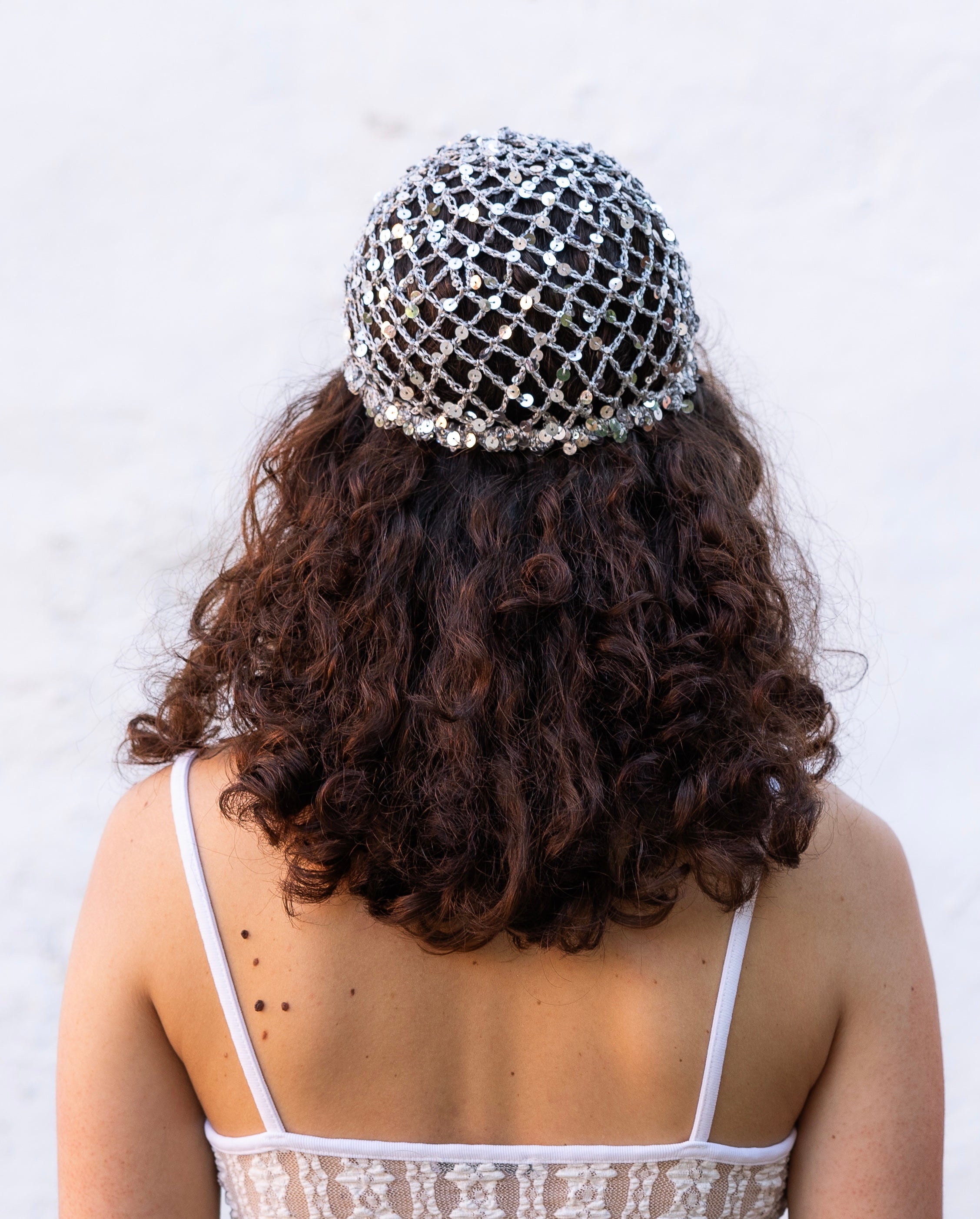 BRISA. Casquete crochet con lentejuelas plata