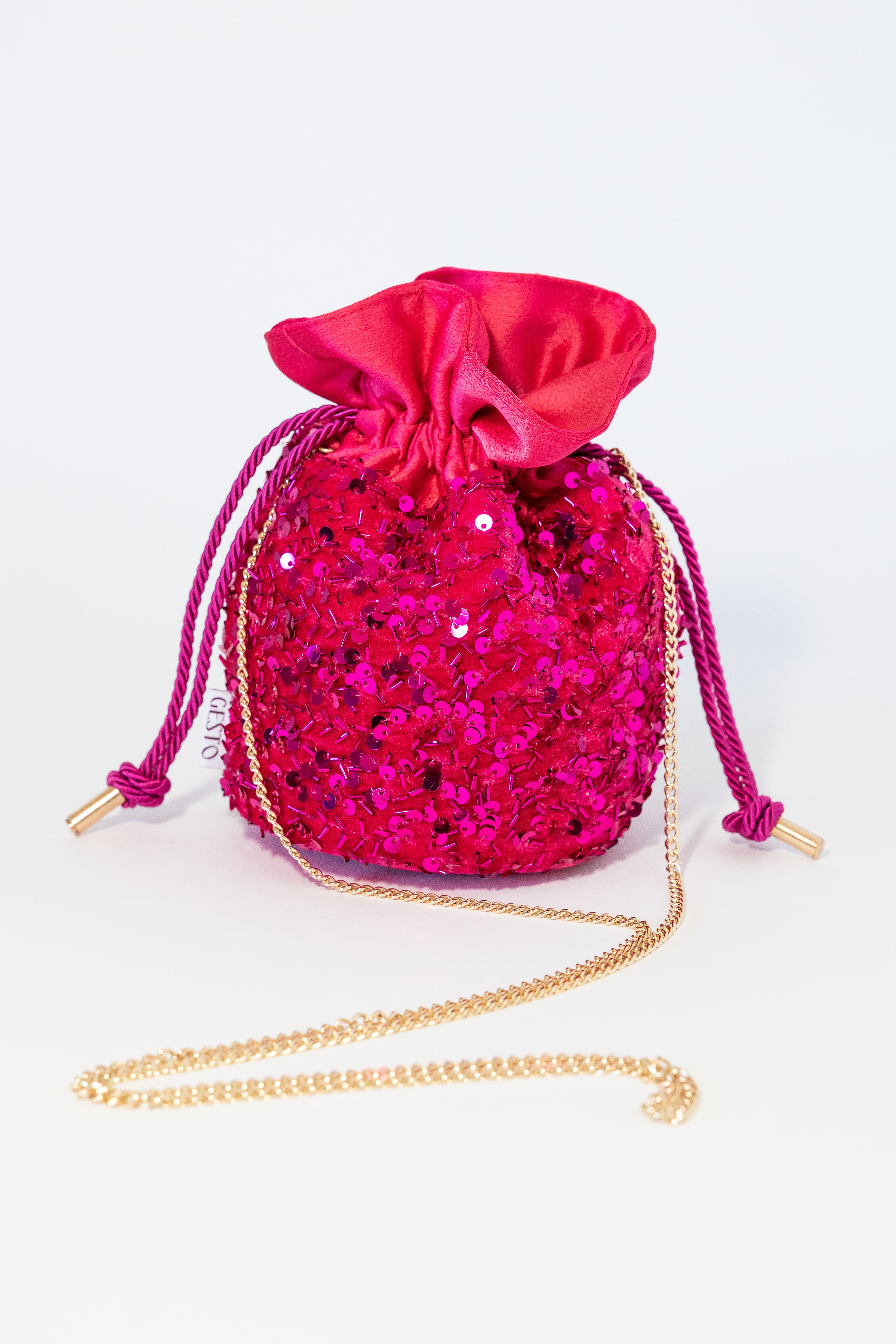 VEGA. Bombonera pequeña satinada con lentejuelas fucsia