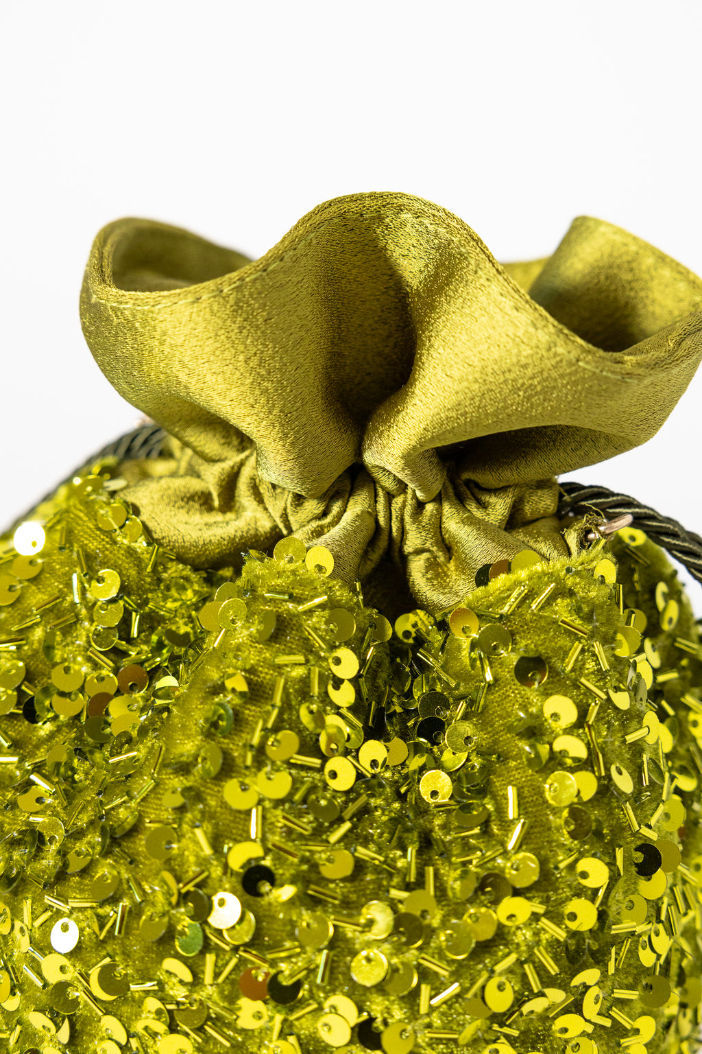 VEGA. Bombonera pequeña satinada con lentejuelas verde