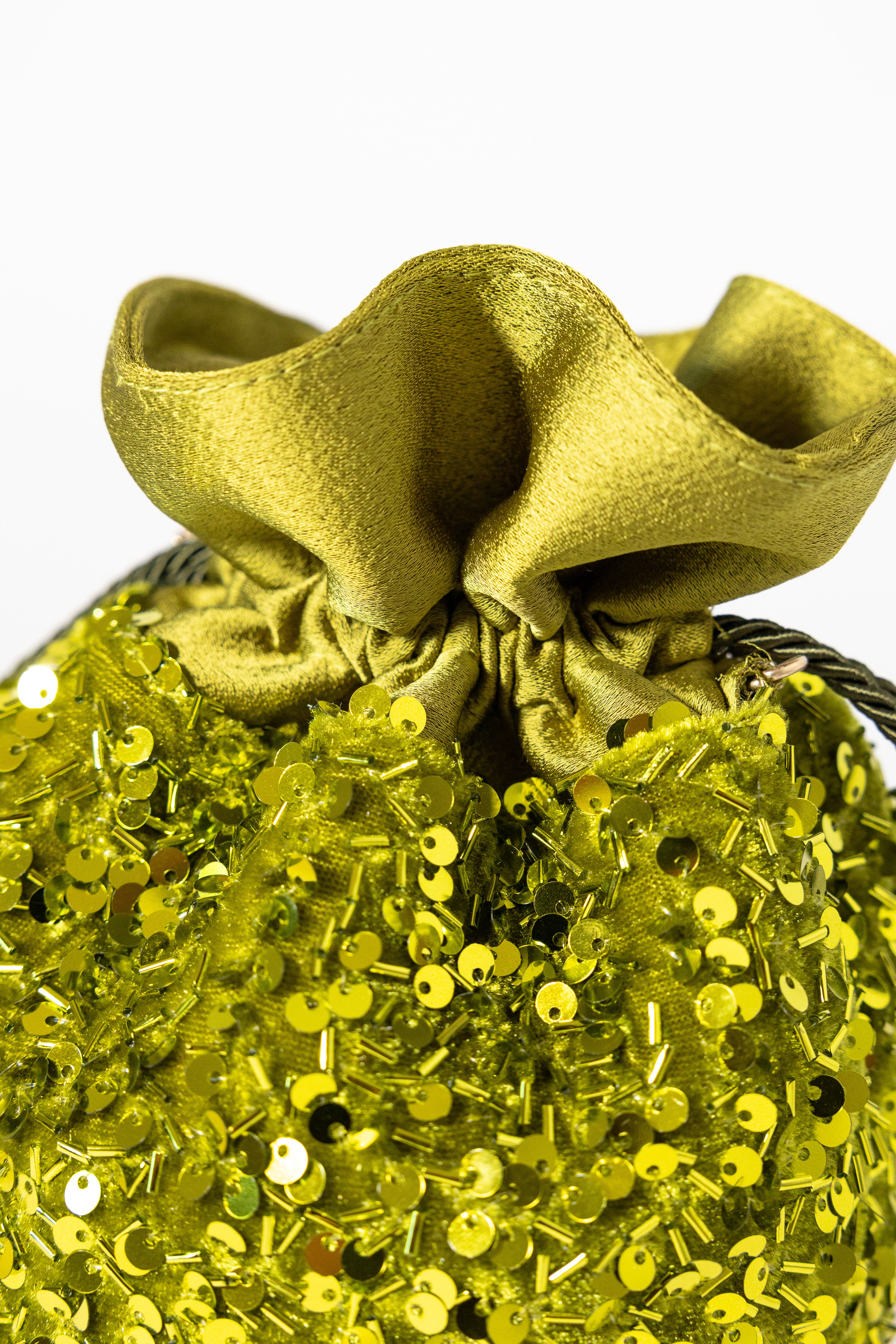 VEGA. Bombonera pequeña satinada con lentejuelas verde